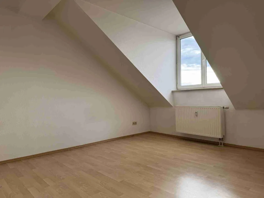 *1 Monat Nebenkostenfrei* WG geeignet: Stilvolle Dachgeschosswohnung mit Einbauküche im historischem Altbau