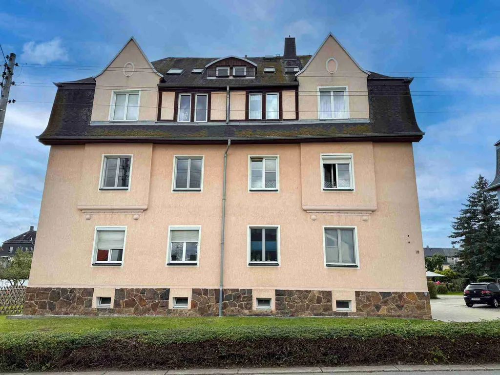 Moderne 4-Zimmer-Dachgeschosswohnung mit Gartennutzung und Garagenstellplatz