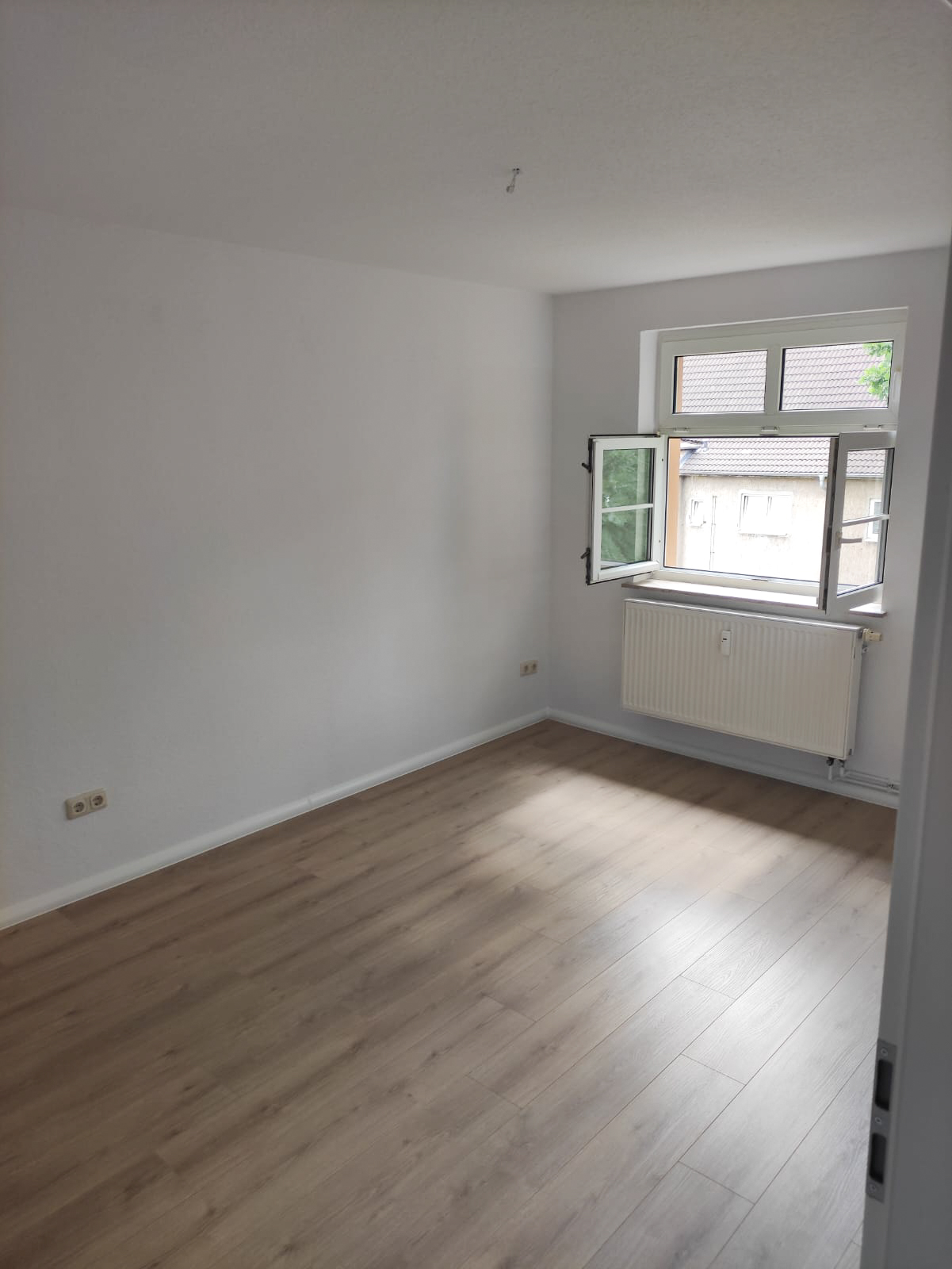 *100 IKEA-Gutschein!* Modern sanierte 2-Zimmer-Wohnung in ruhiger Lage