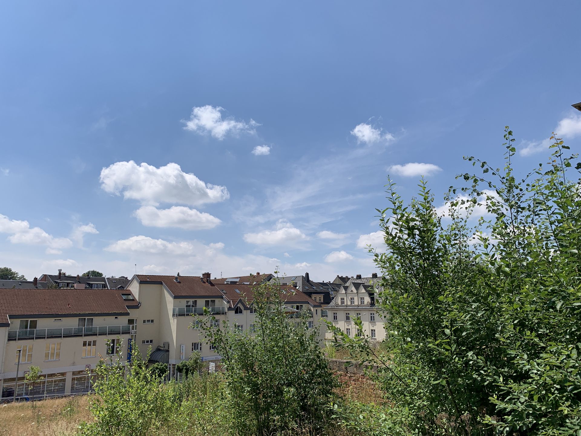 Baugrundstück mit Blick über die Dächer des Limbacher Stadtkerns