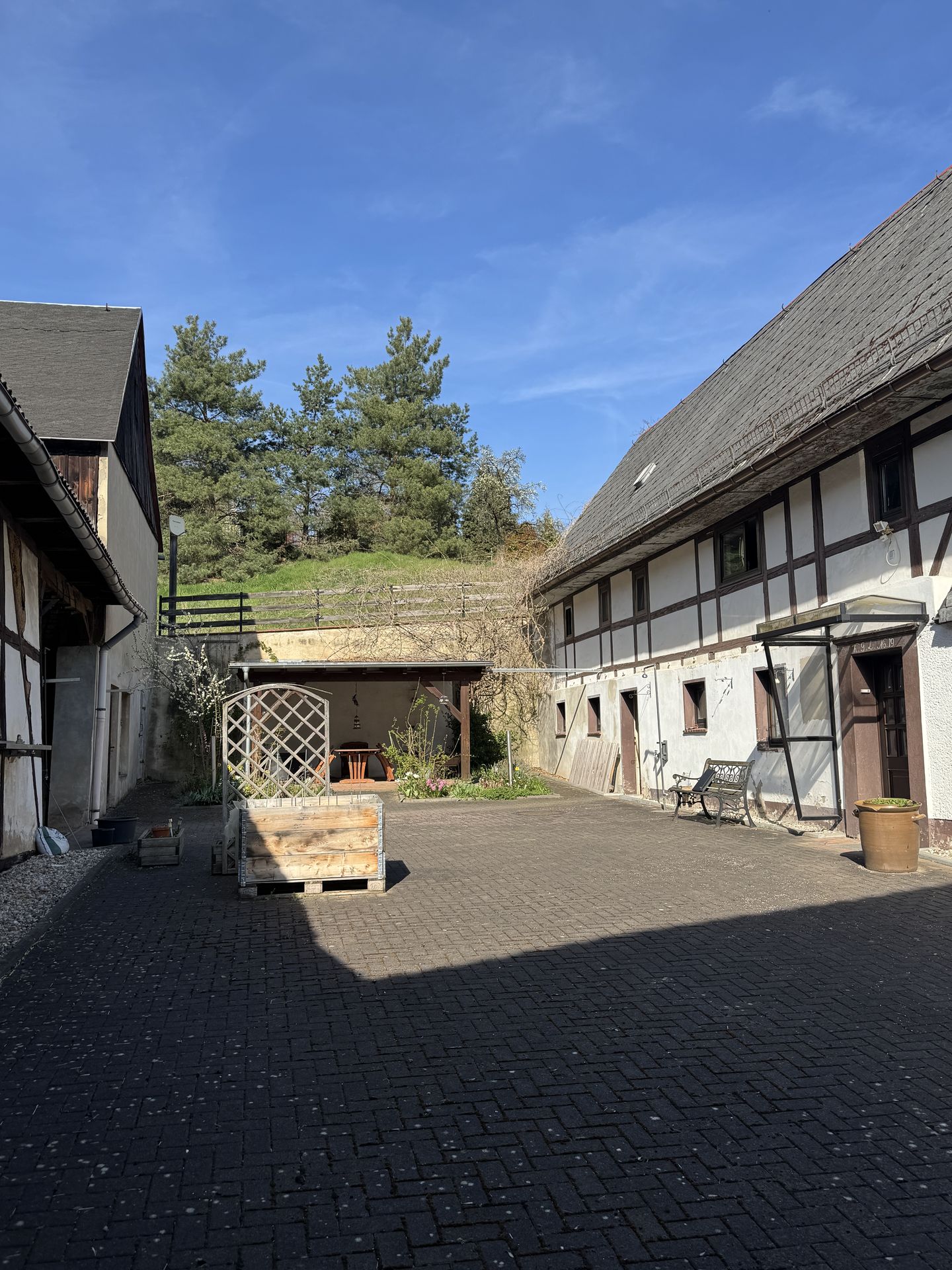 Historisches Fachwerkhaus mit gemütlichem Innenhof und ruhiger Lage in Wendishain.